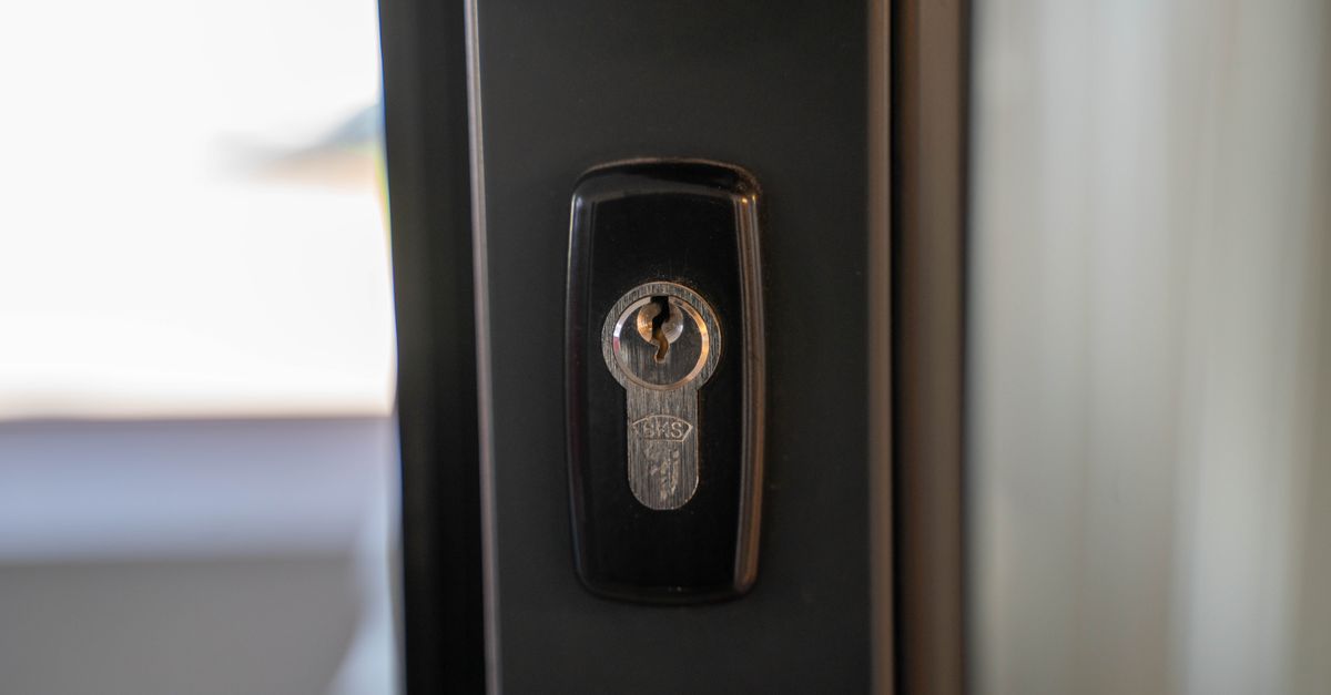 locksmith service technician — Evanston Locksmith Inc